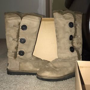 UGG Bailey Button Triplet size 8